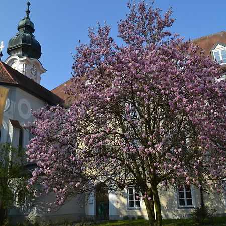 Haus Der Begegnung Heilig Geist Hotel Burghausen Bagian luar foto
