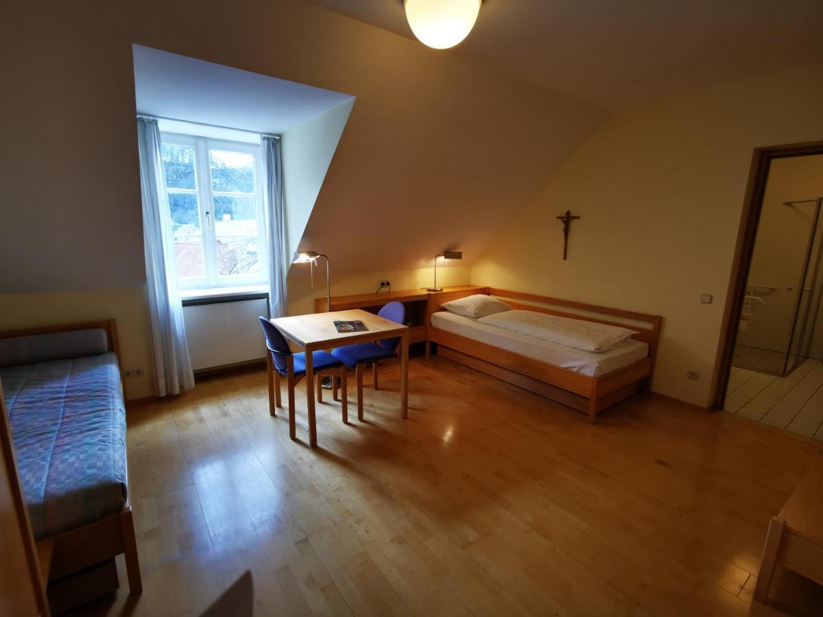 Haus Der Begegnung Heilig Geist Hotel Burghausen Bagian luar foto