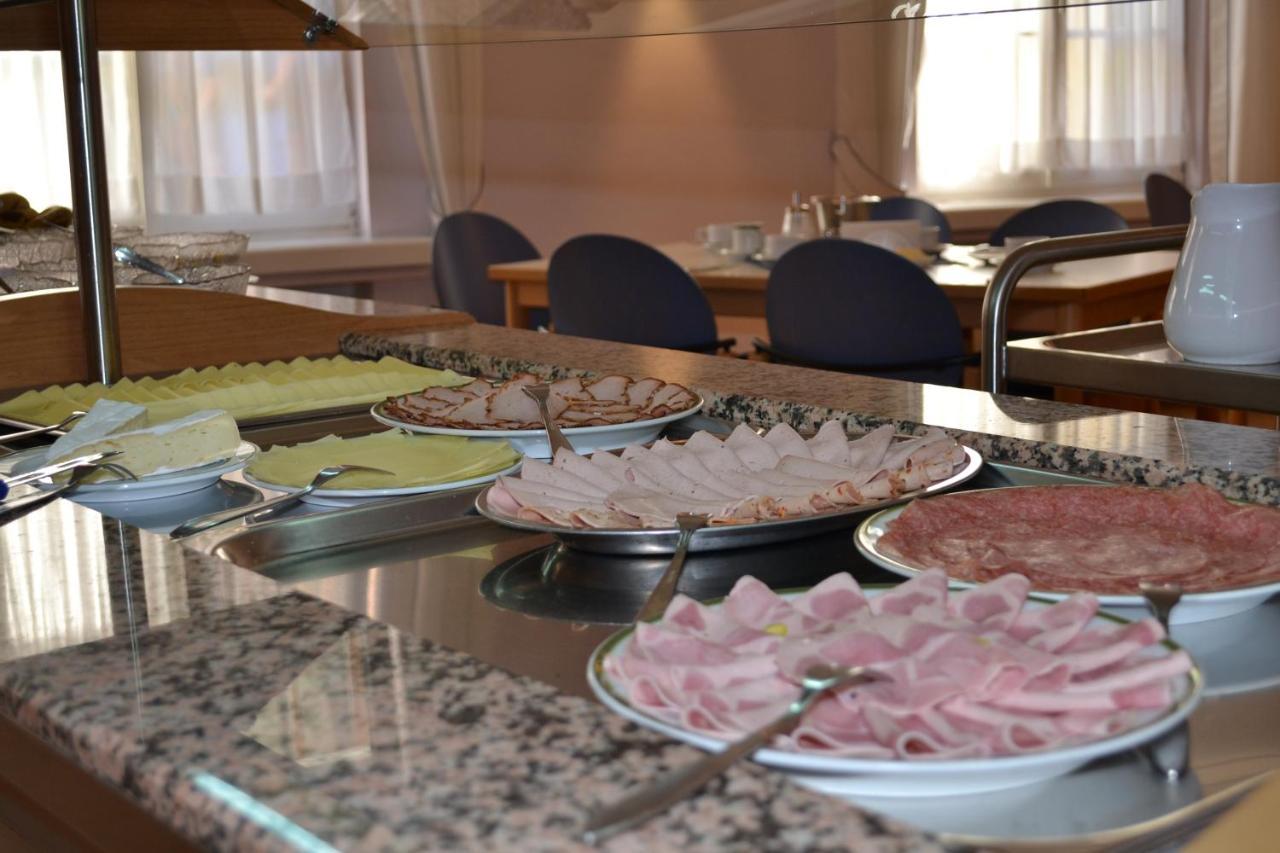 Haus Der Begegnung Heilig Geist Hotel Burghausen Bagian luar foto
