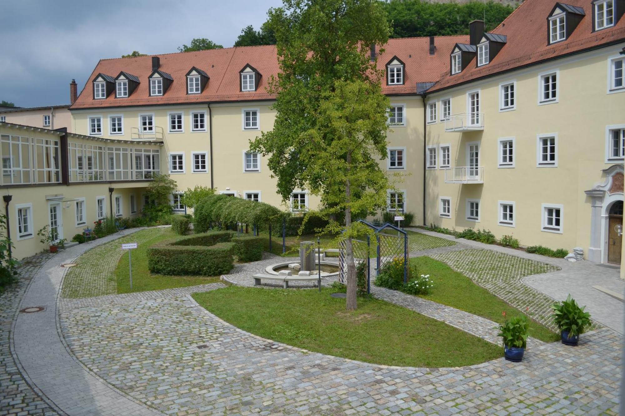 Haus Der Begegnung Heilig Geist Hotel Burghausen Bagian luar foto