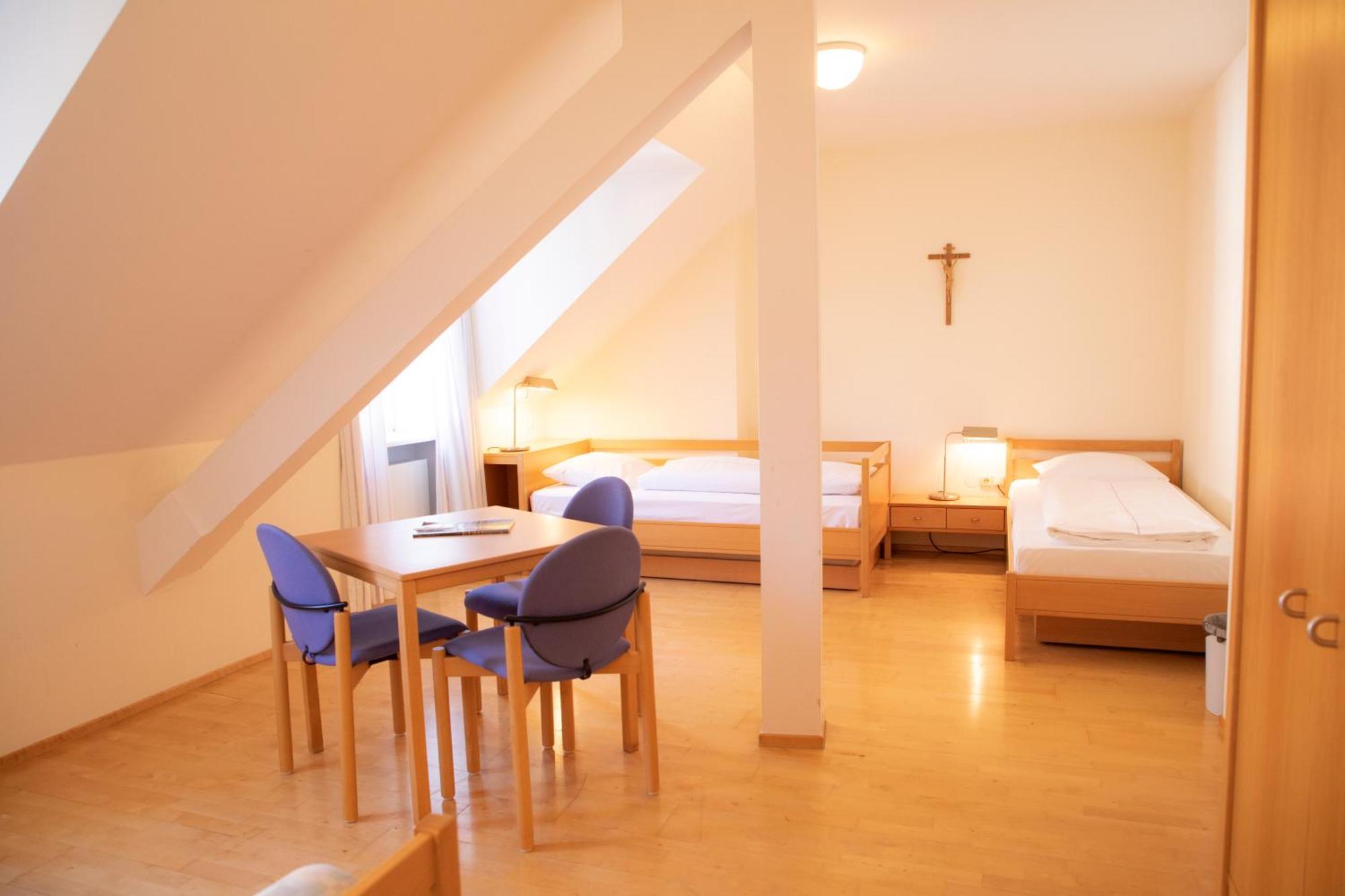 Haus Der Begegnung Heilig Geist Hotel Burghausen Bagian luar foto