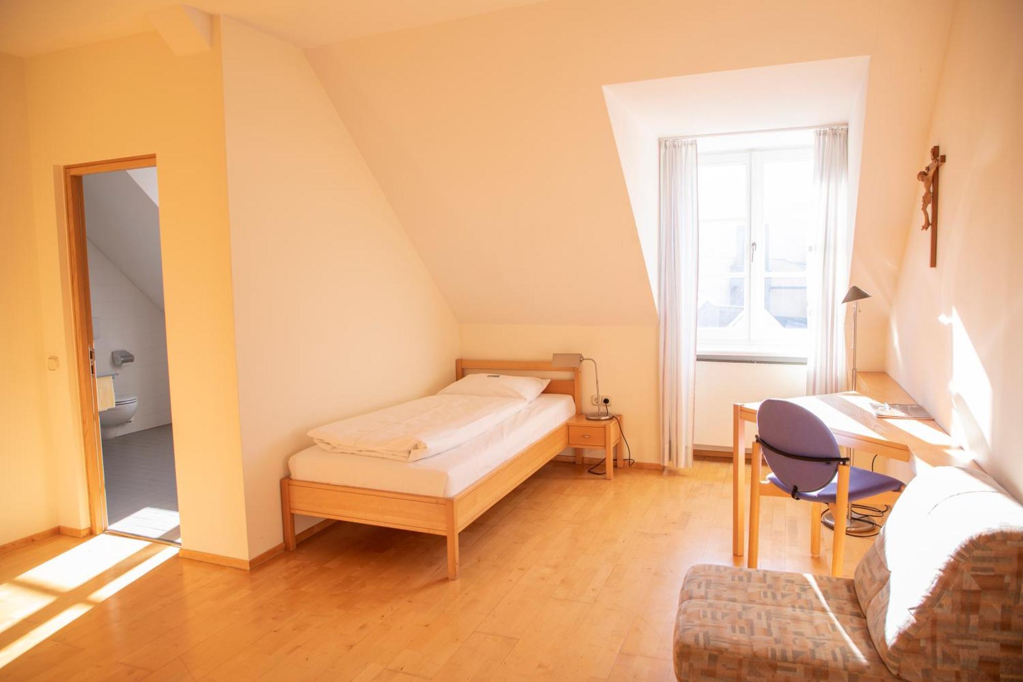 Haus Der Begegnung Heilig Geist Hotel Burghausen Bagian luar foto